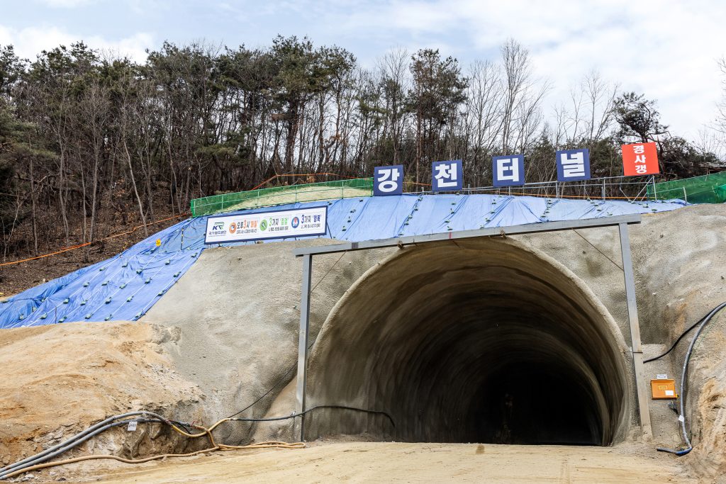 경기도 여주에 있는 여주-원주간 철도 현장의 주요 프로젝트 중 하나인 강천터널.