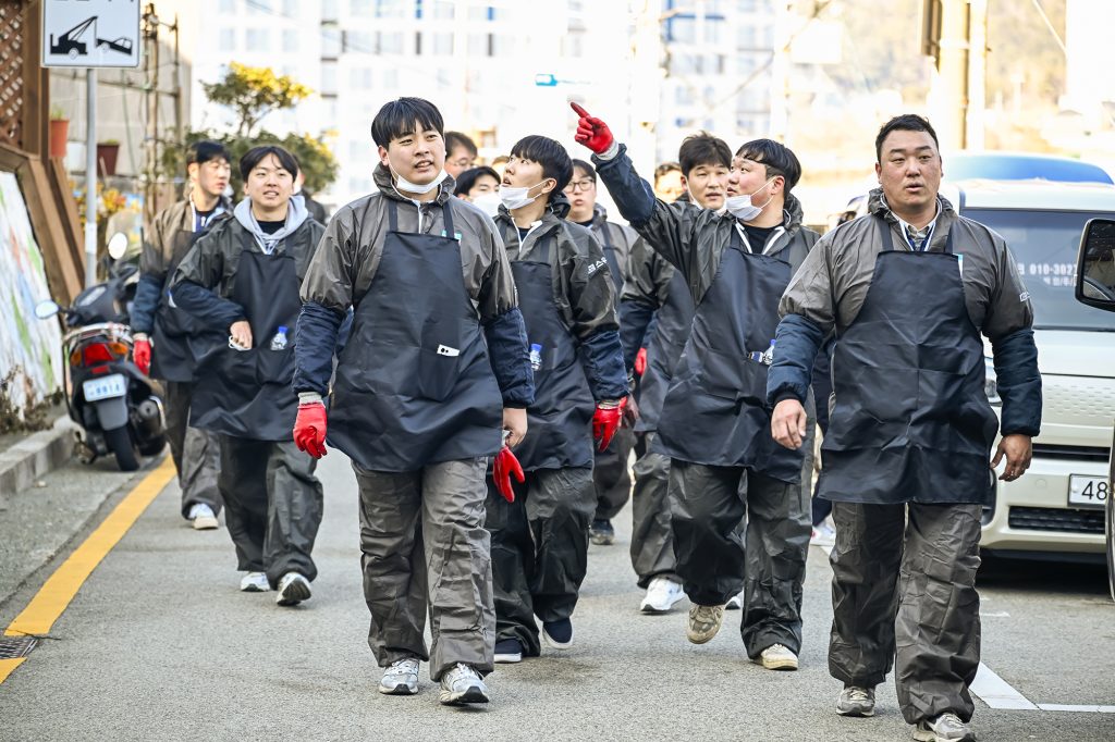 부산지역 연탄나눔 행사에 참여한 KCC건설 구성원들.