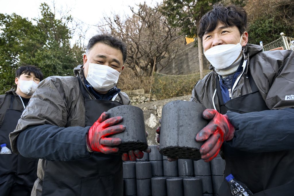 부산지역 연탄나눔 행사에 참여한 KCC건설 구성원들.