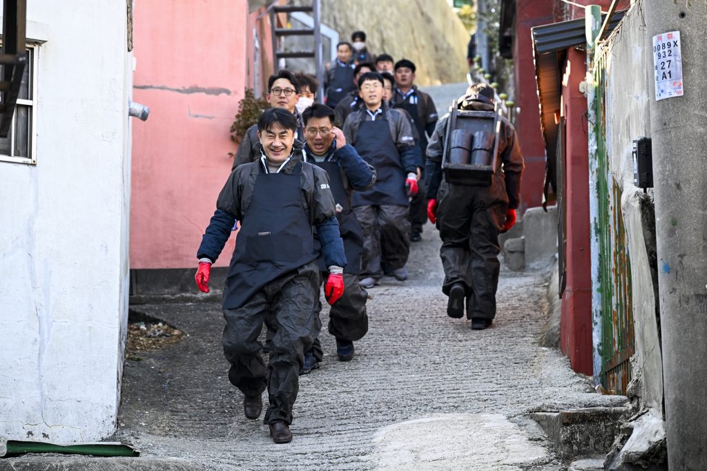 부산지역 연탄나눔 행사에 참여한 KCC건설 구성원들