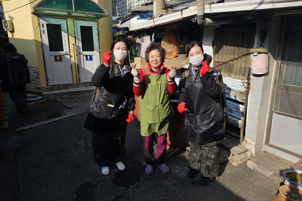 추운 날씨에도 굴하지 않고 밝은 표정으로 봉사활동을 하고 있는 KCC건설 구성원들