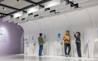 KCC 수성페인트 숲으로와 천장재 마이톤 스카이가 전시회에 적용된 모습
