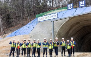 품질과 최준형 사원, 안전과 김민규 사원, 공사과 김신욱 사원, 공무과 유석희 사원, 공무과 김창모 차장, 공무과 이승환 대리, 현장소장 남일용 부장, 안전과 지영 사원, 공사과 소원섭 과장, 안전과 박태훈 대리, 보건과 김성령 사원, 공사과 박상원 대리