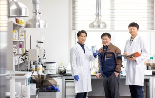 ㈜이룸켐앤텍 연구개발팀 김현재 이사, ㈜이룸켐앤텍 최지호 대표이사, 연구개발팀 장현 과장이 살포 효과를 극대화하는 실리콘 계면활성제를 사용한 기능성 정제에 대해서 이야기 나누고 있다.(왼쪽부터)