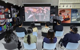KCC 대리점 강남플라자에서 KCC SMART 2.0 측색기 활용해서 측색을 하고 있는 모습