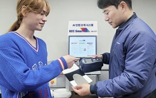 KCC 대리점 강남플라자에서 KCC SMART 2.0 측색기 활용해서 측색을 하고 있는 모습